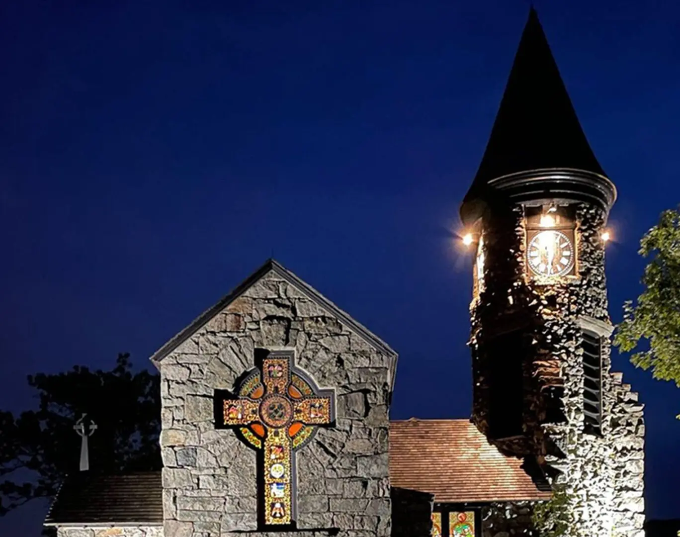 A church with a cross on the front of it